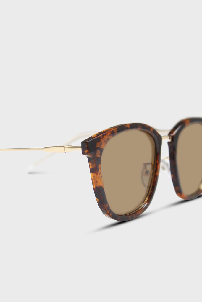 Tortoise shell and gold arm classic sunglasses_3
