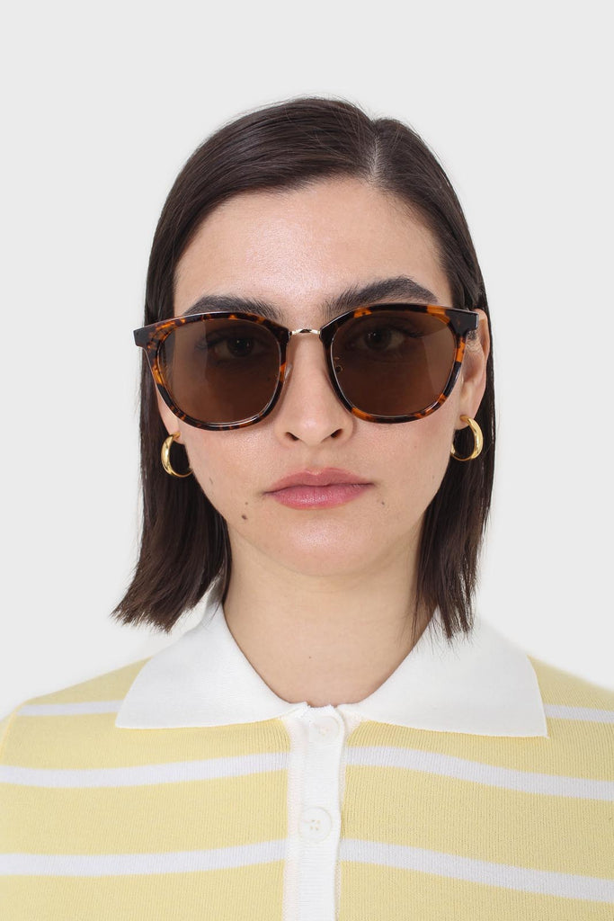 Tortoise shell and gold arm classic sunglasses_2