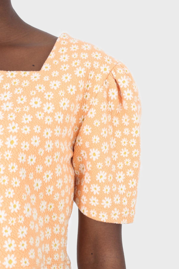 Orange daisies square neckline puff sleeve cropped top_4