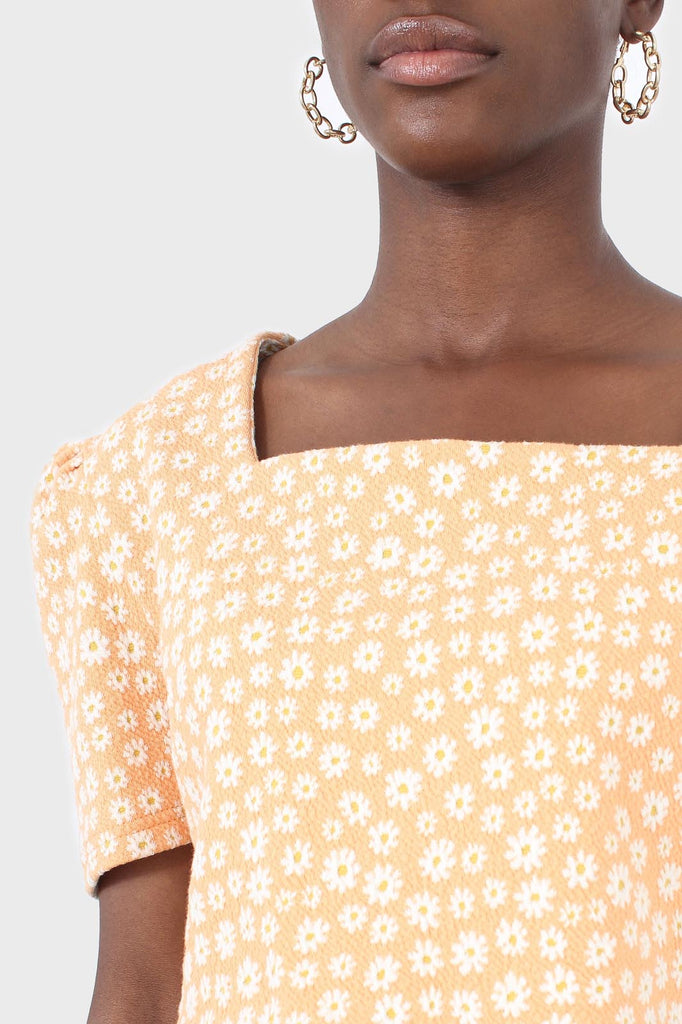 Orange daisies square neckline puff sleeve cropped top_7