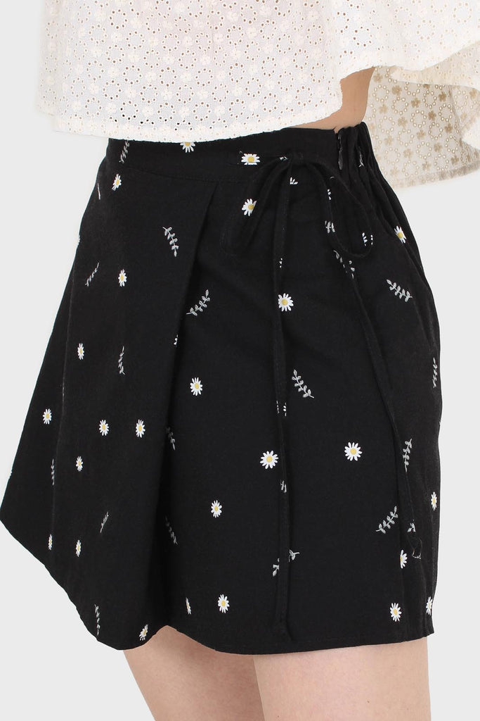 Black daisy print asymmetric tie skirt_2