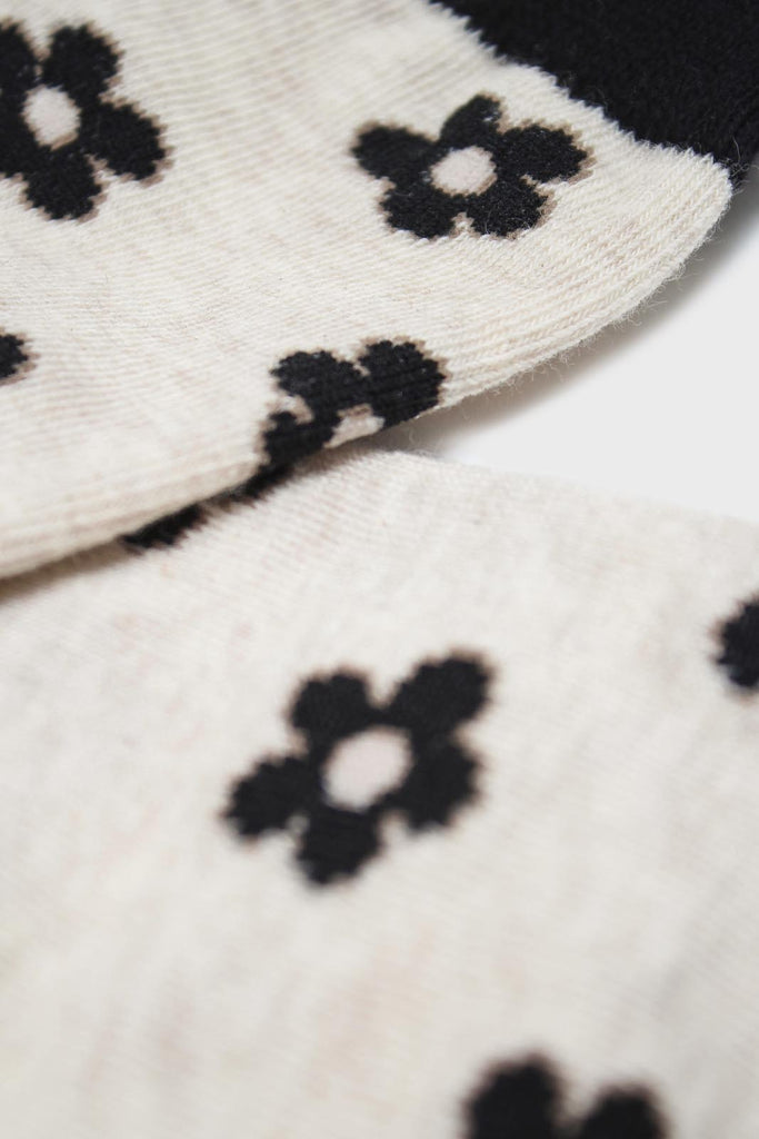 Cream and black daisy print socks_2