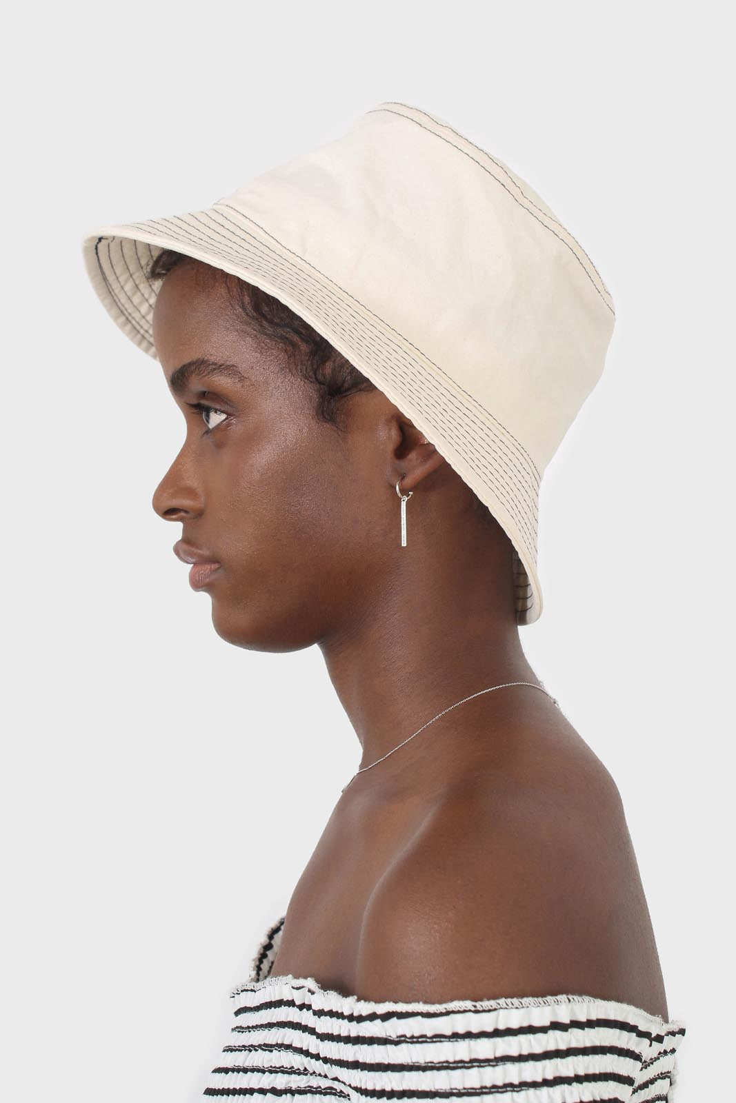 White and black contrast stitch bucket hat_3