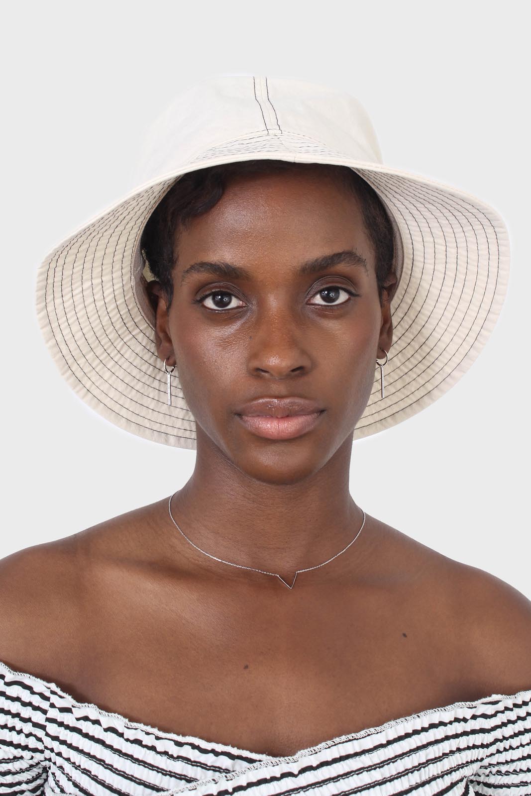 White and black contrast stitch bucket hat_2