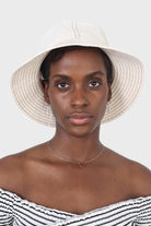 White and black contrast stitch bucket hat_2