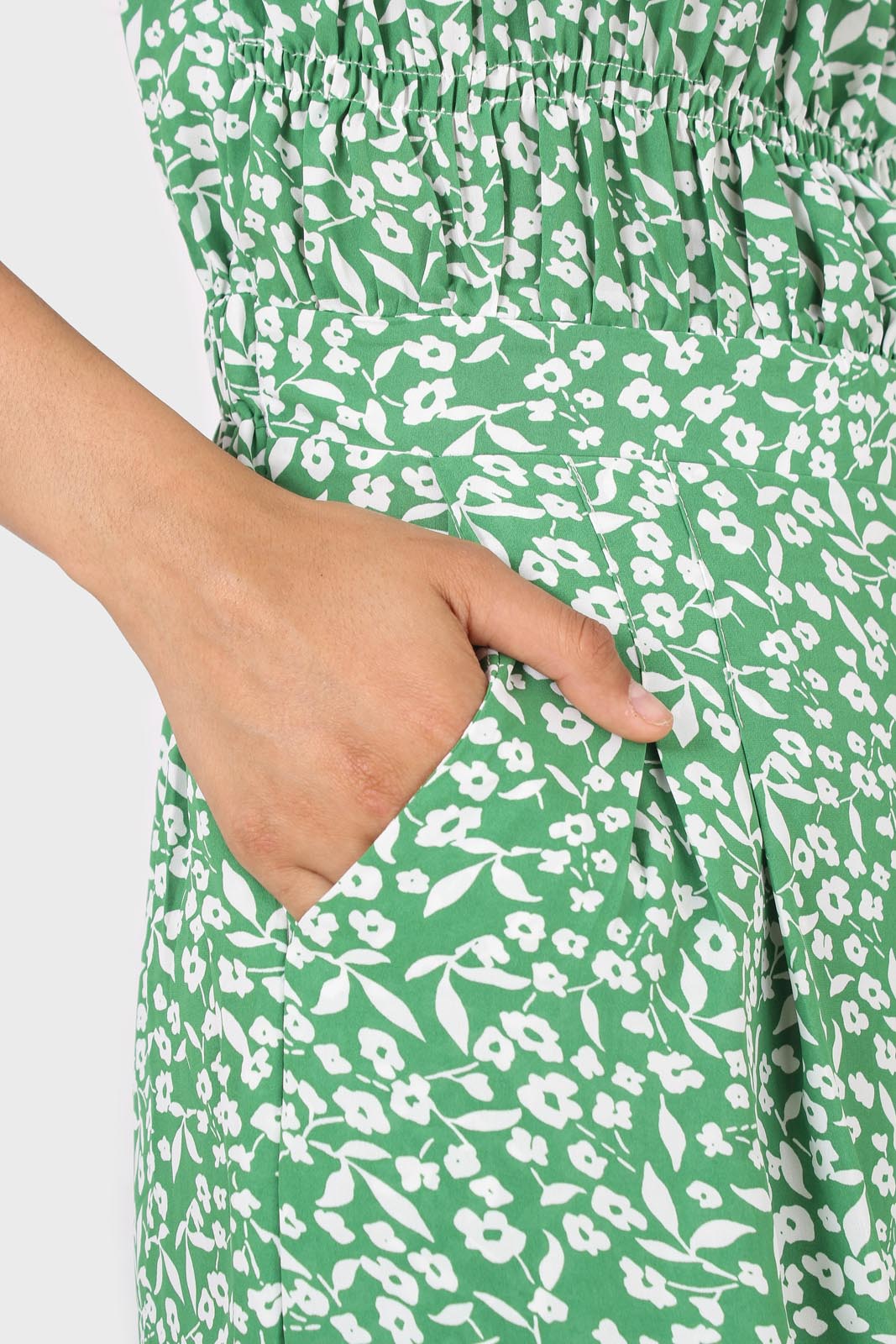 Green and white graphic floral ruched bodice jumpsuit_5