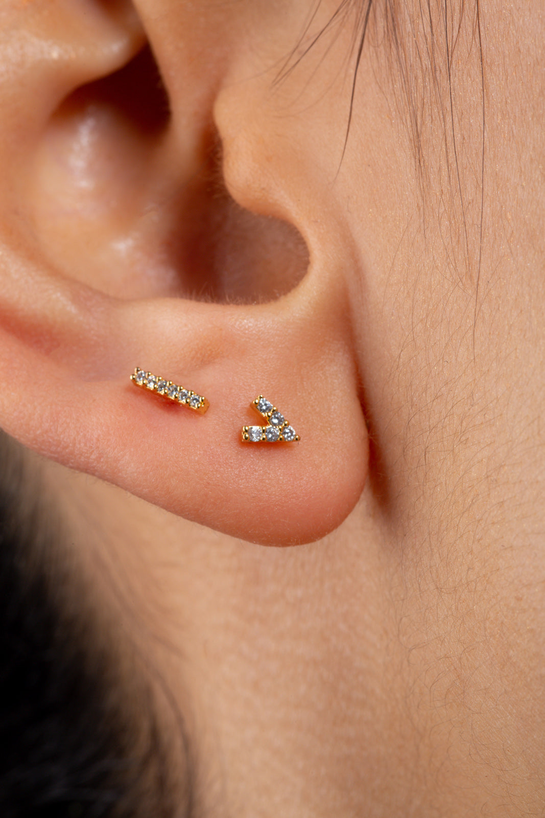 tiny diamante V stud