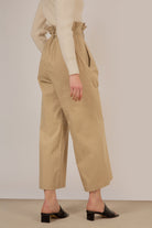 Beige high waist belted trousers_4