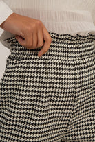 Black ruched waist houndstooth trousers_4