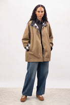 Beige and plaid reversible contrast collar jacket_6