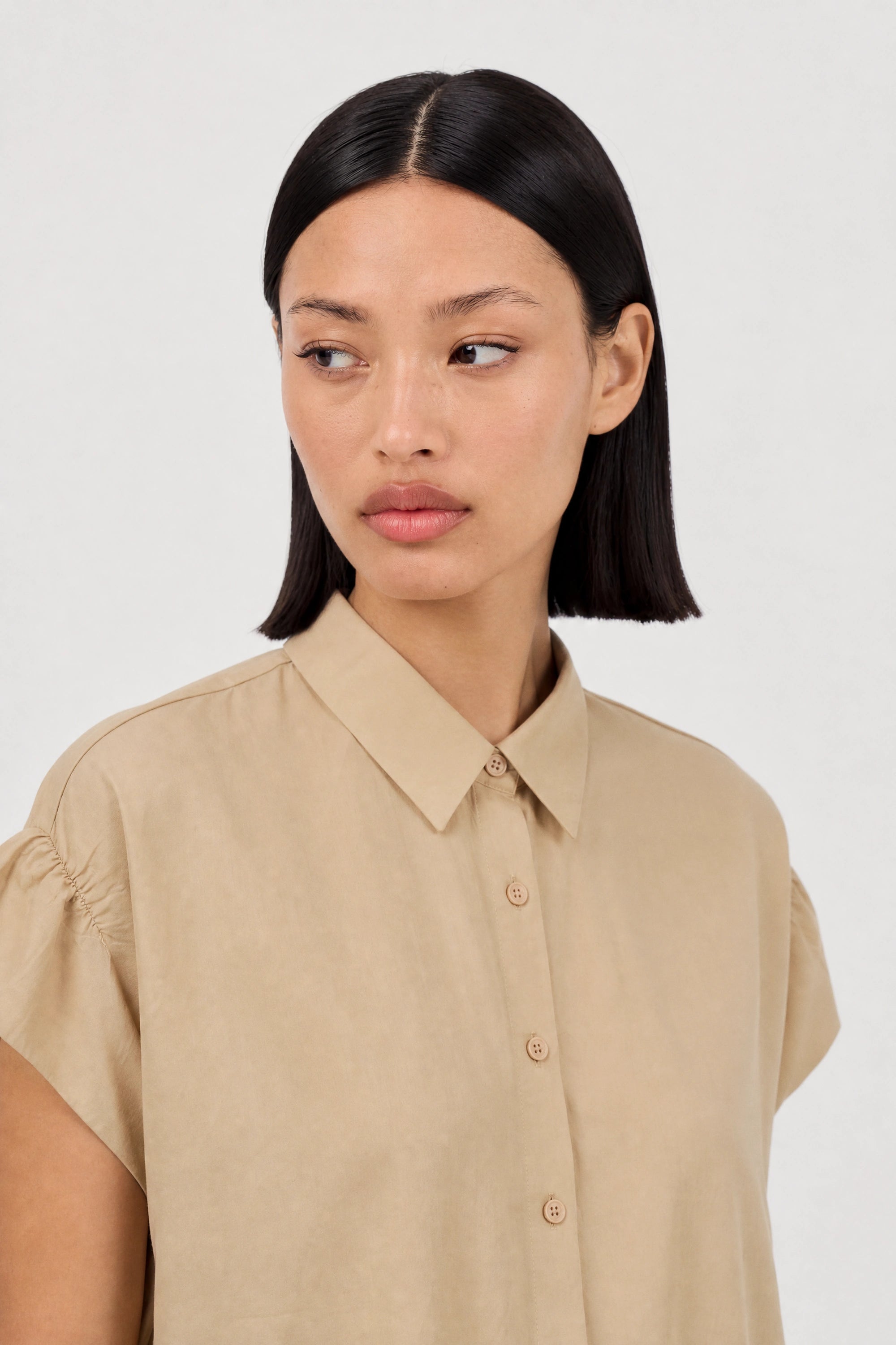 Beige gathered shoulder short sleeved shirt_3