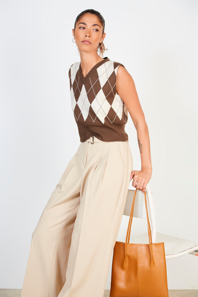 Beige pleated long belted trousers_5