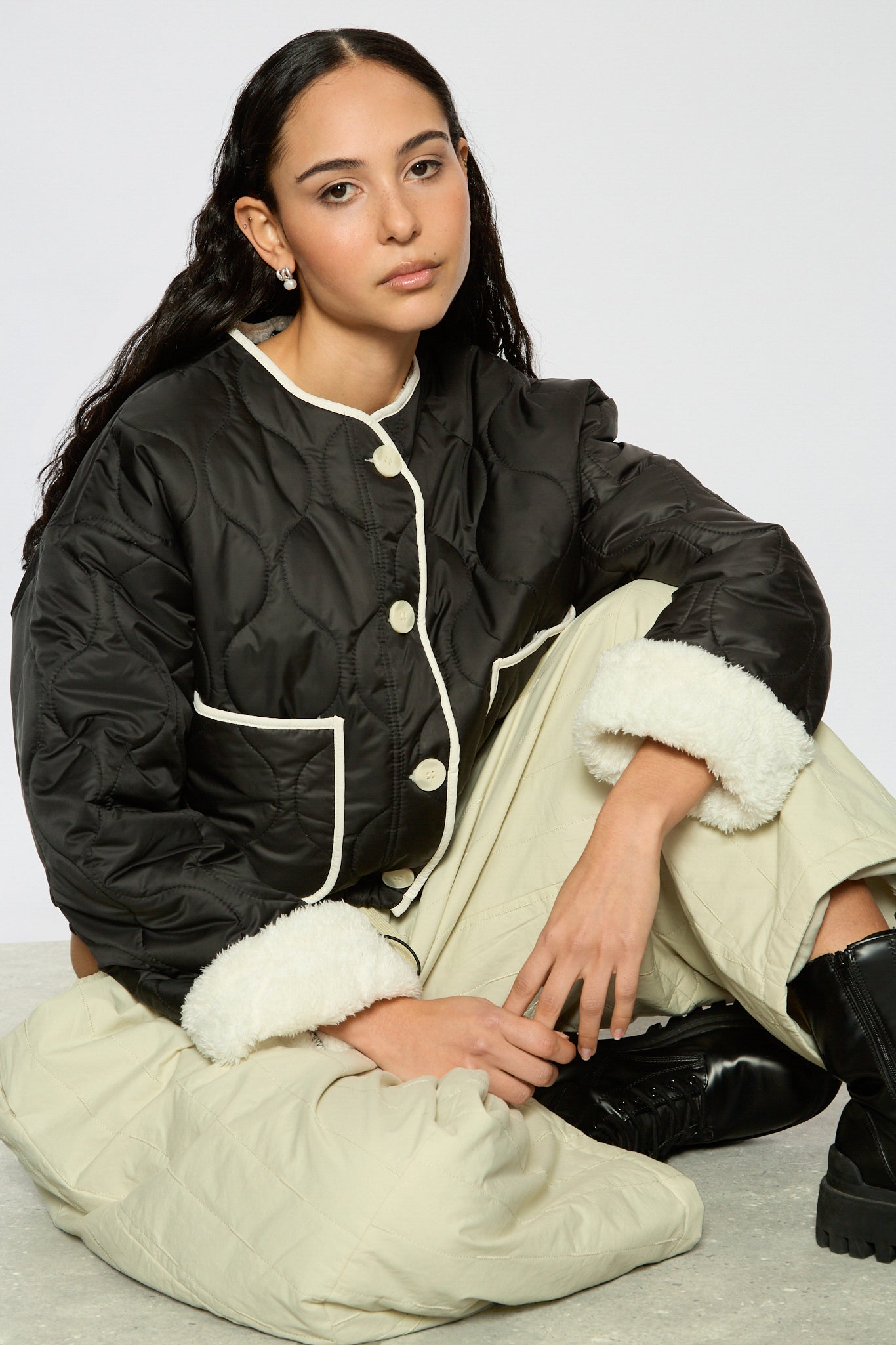 Black and ivory fuzzy lined circle quilted jacket_5