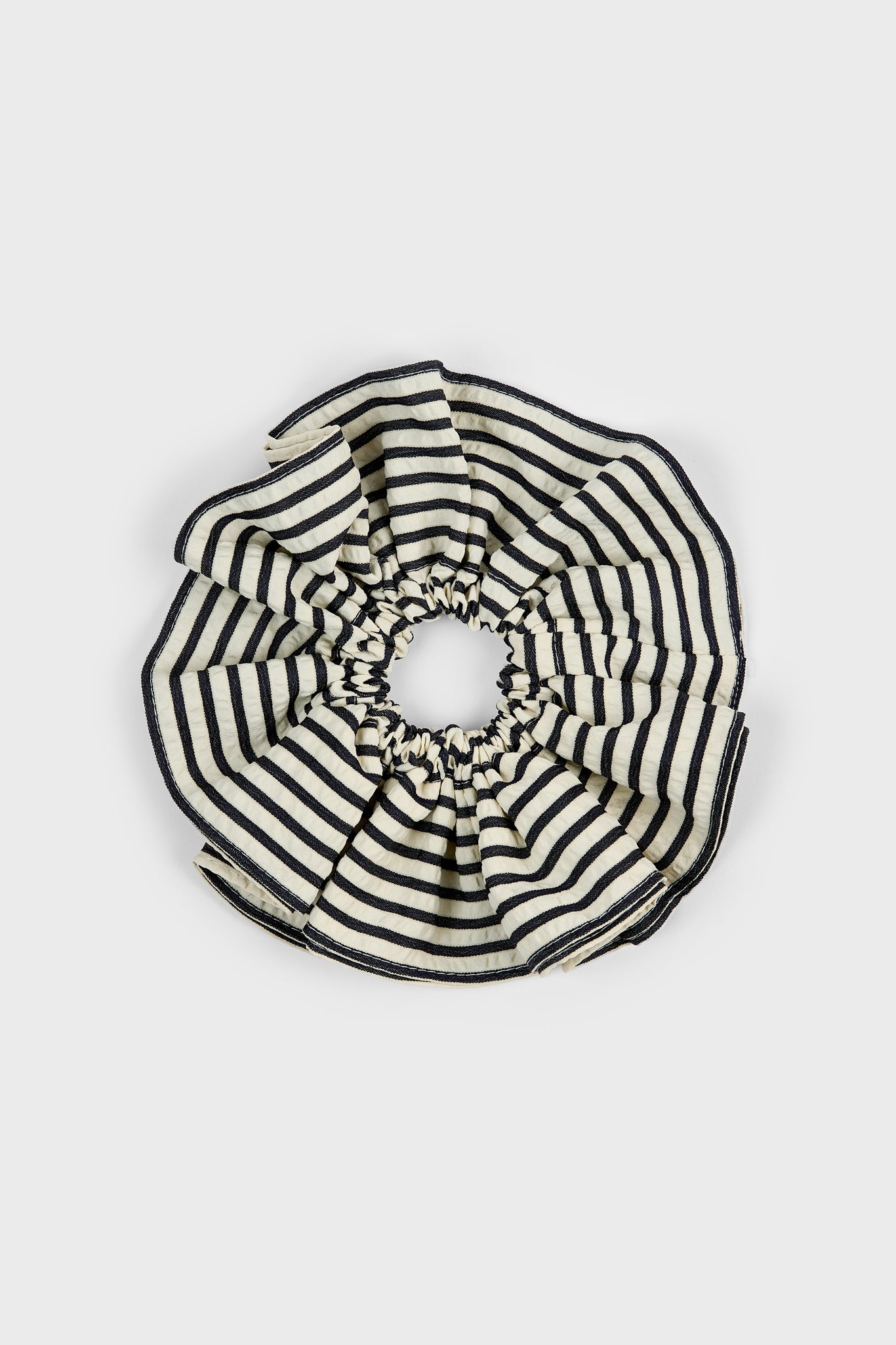 Black and ivory textured stripe scrunchie_1