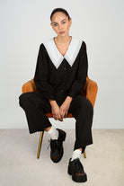 Black and white embroidered collar long sleeved blouse_5