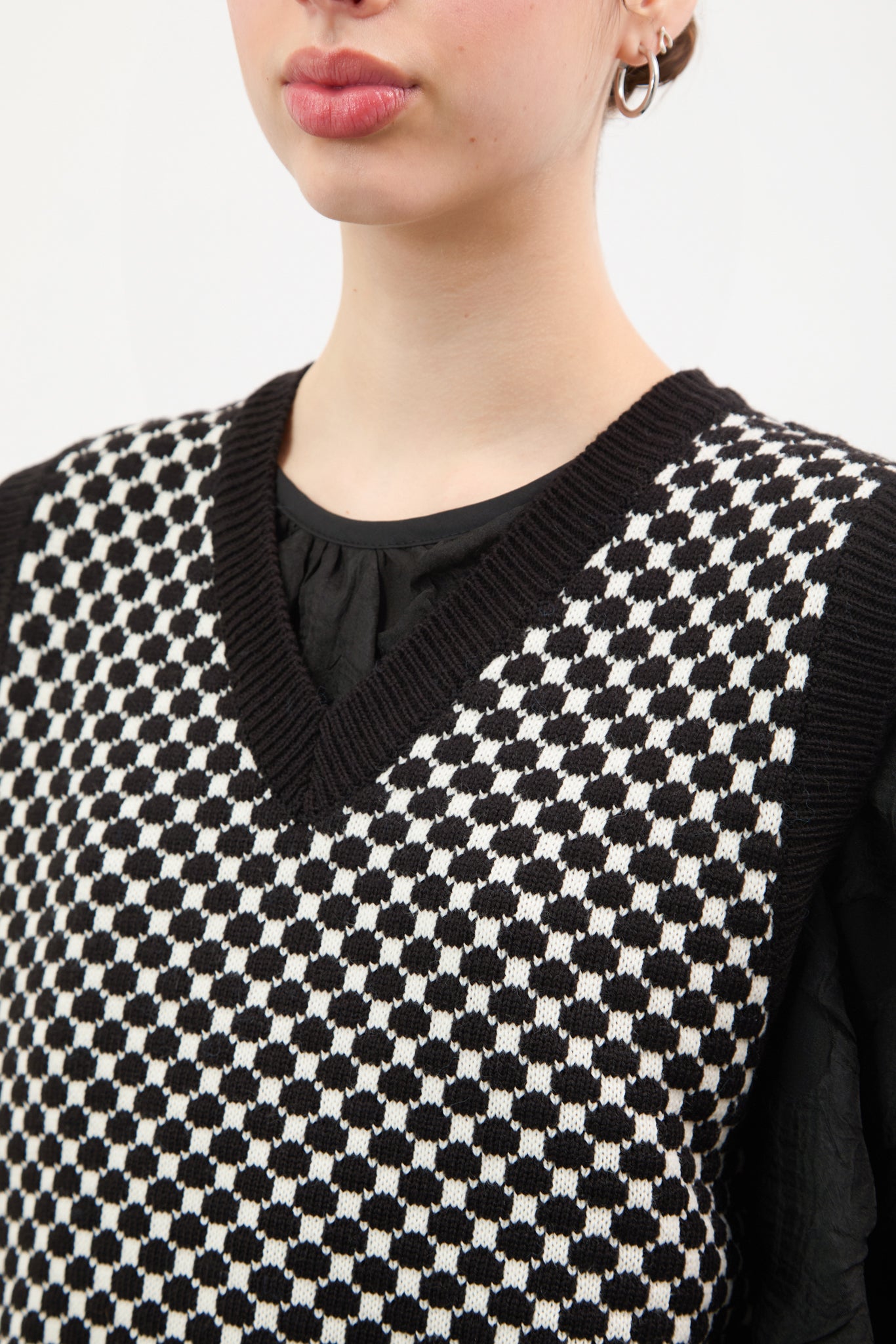 Black and white intarsia dots sweater vest_3