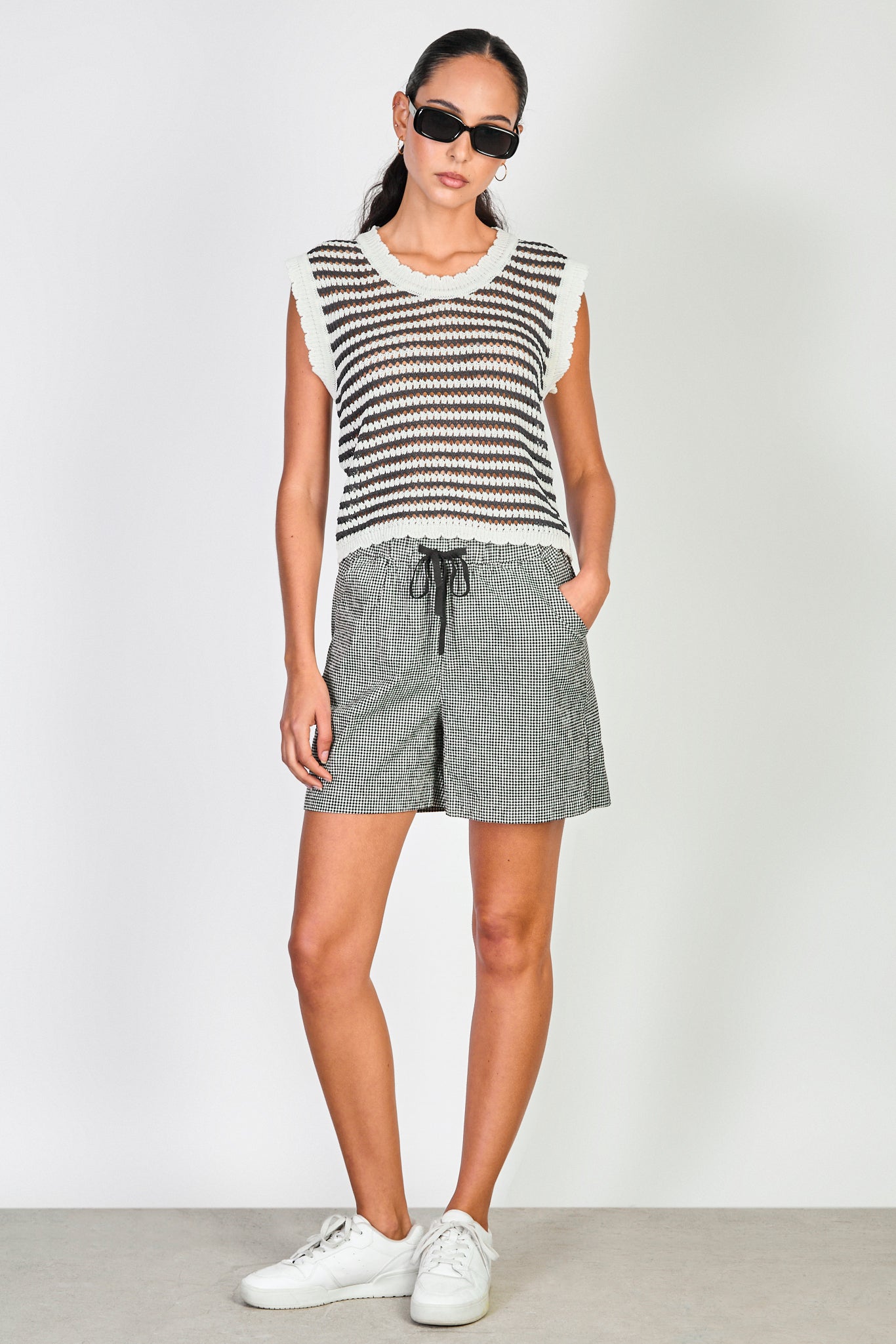 Black and white loose knit scalloped edge knit tank_5