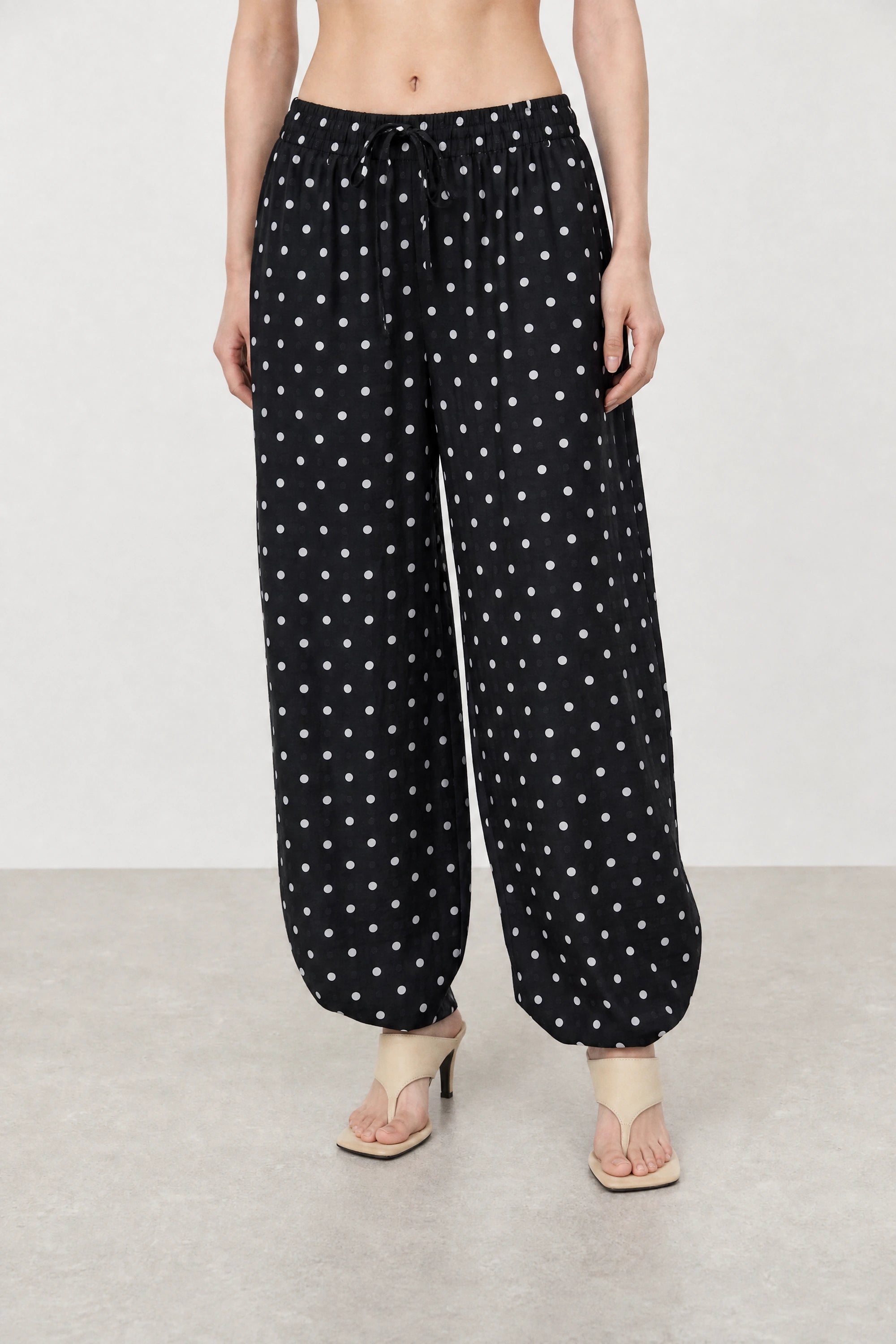 Black and white polka dot linen blend slouchy trousers_1