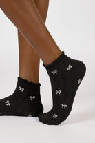Black and white wavy bows ankle socks_1