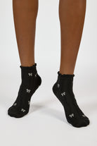 Black and white wavy bows ankle socks_2