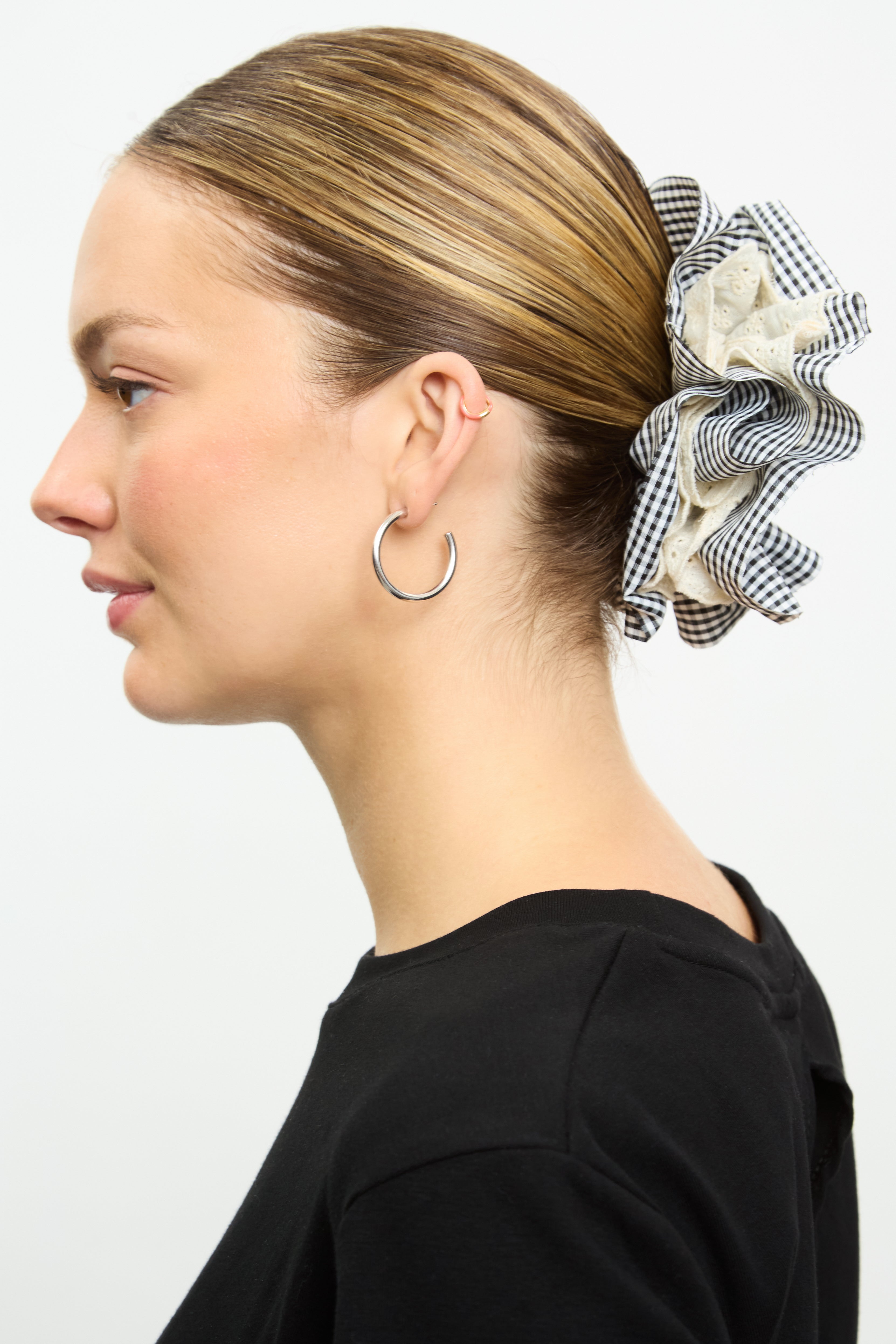 Black broderie anglaise scrunchie_4