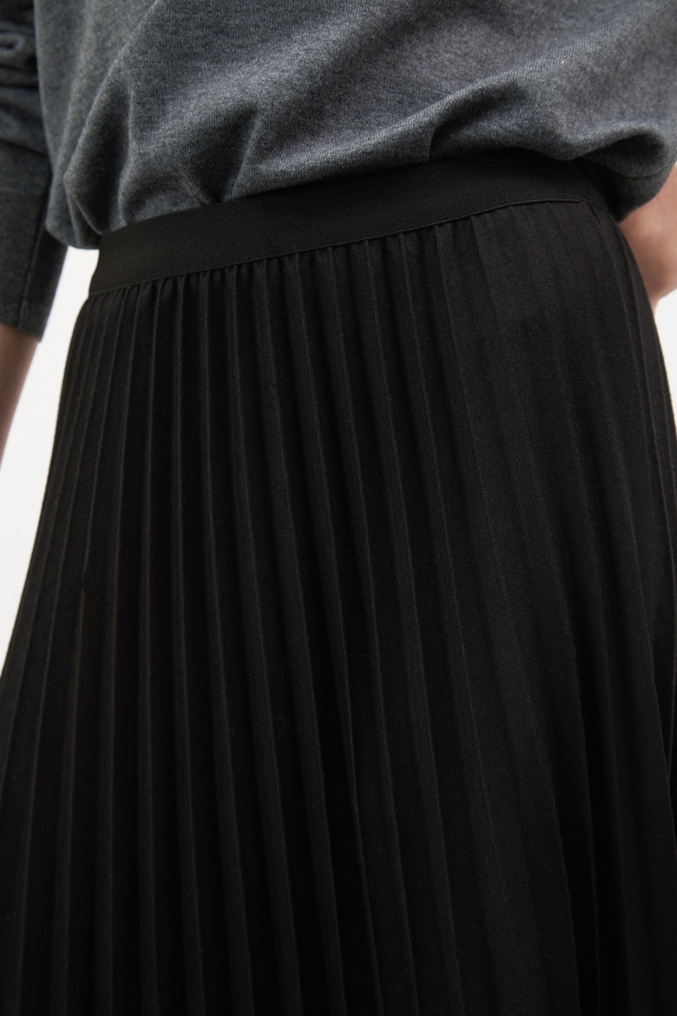 Black pleated midi skirt_3