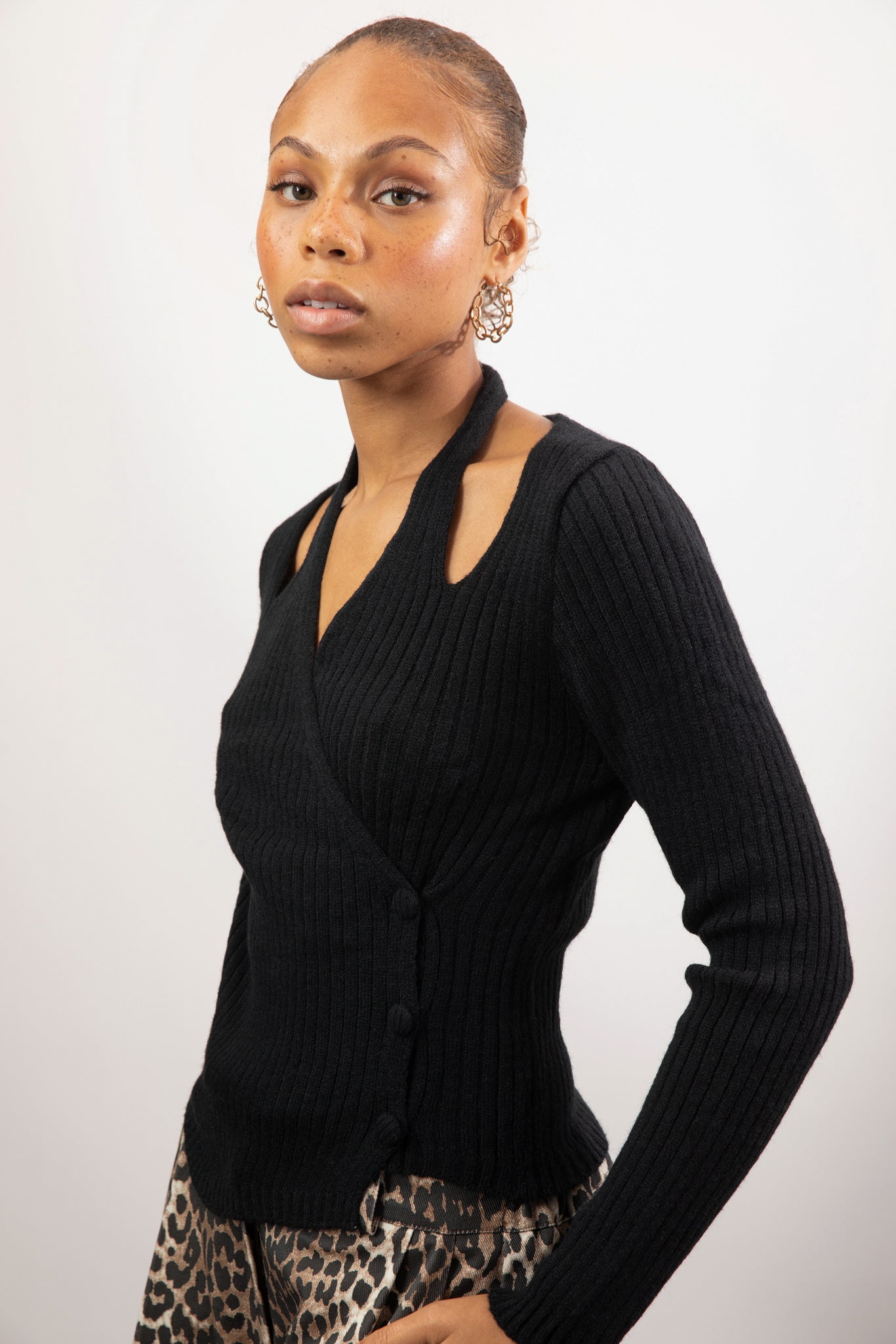 Black ribbed peek shoulder side button top_1