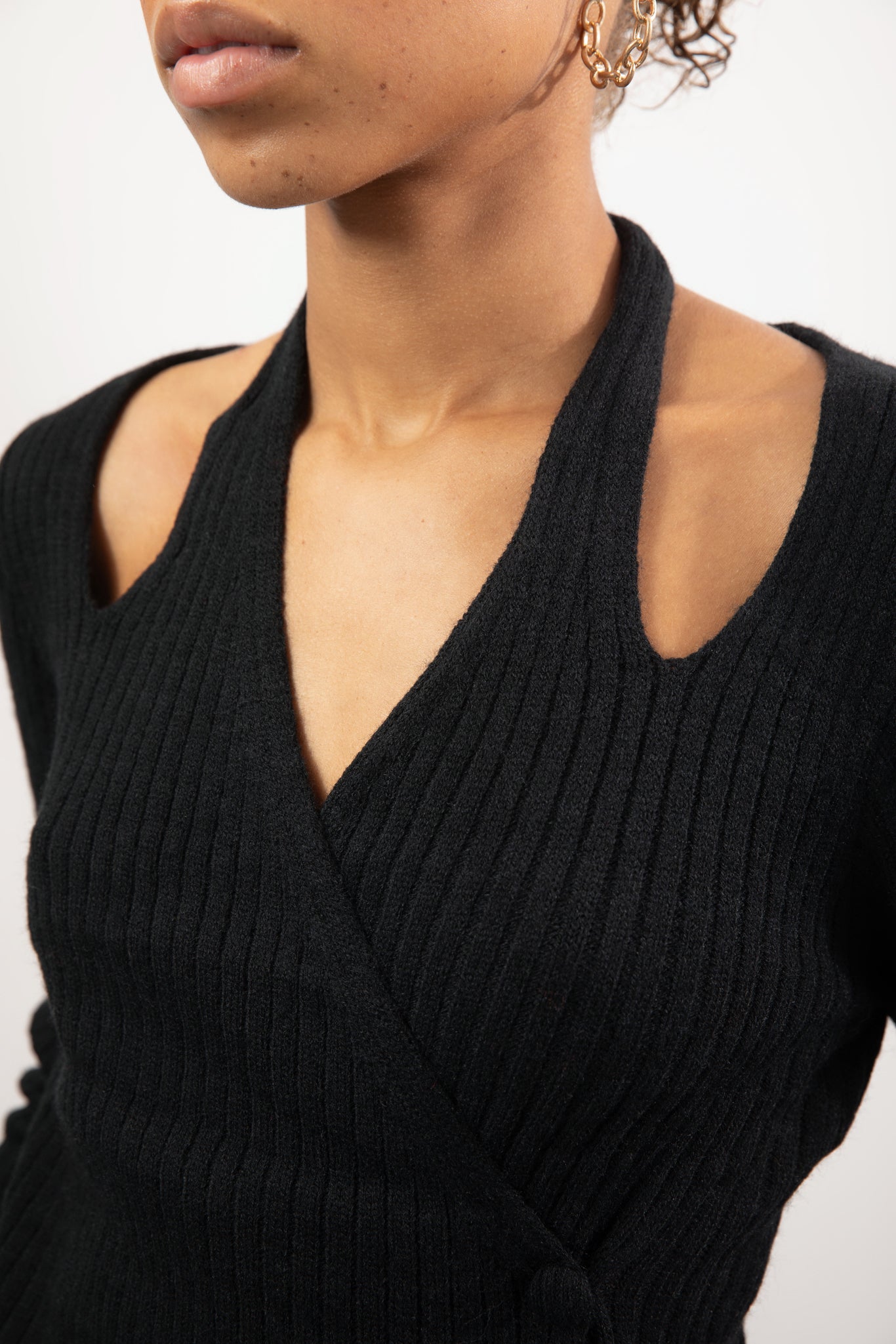 Black ribbed peek shoulder side button top_3