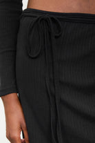 Black ribbed tie waist skirt_3