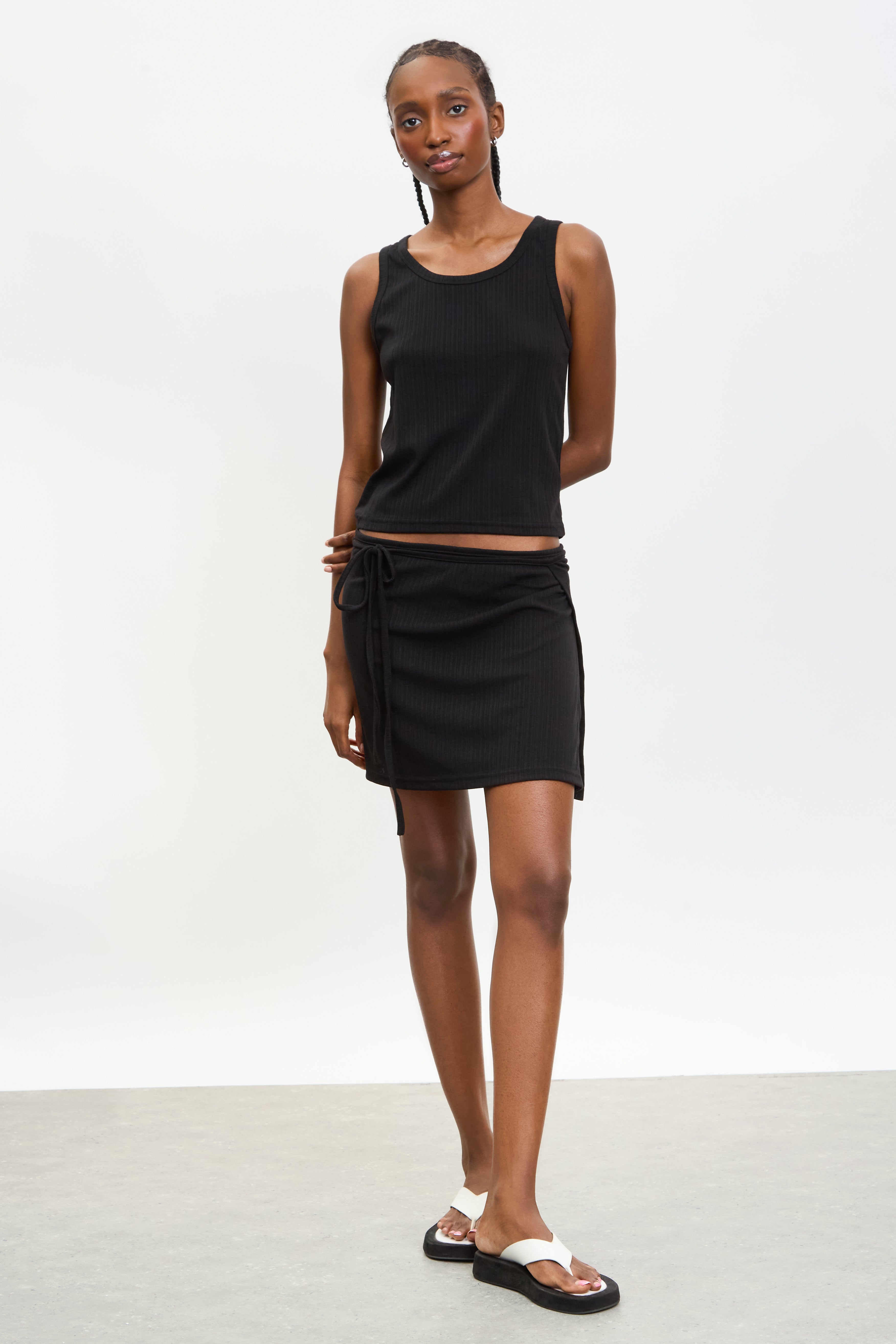 Black ribbed scoop neck tank_4