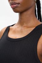 Black ribbed scoop neck tank_3