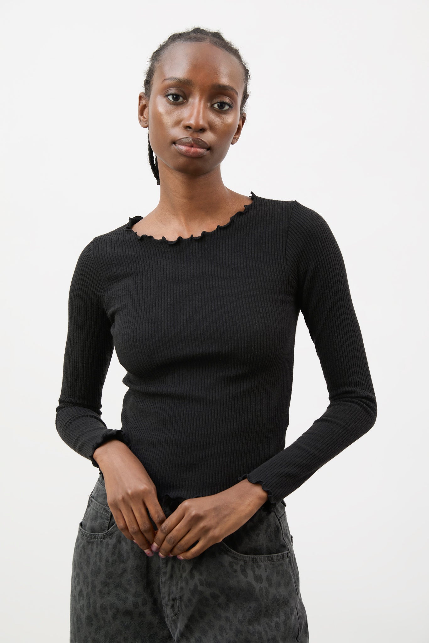 Black ruffle trim ribbed top_1