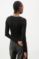Black ruffle trim ribbed top_2