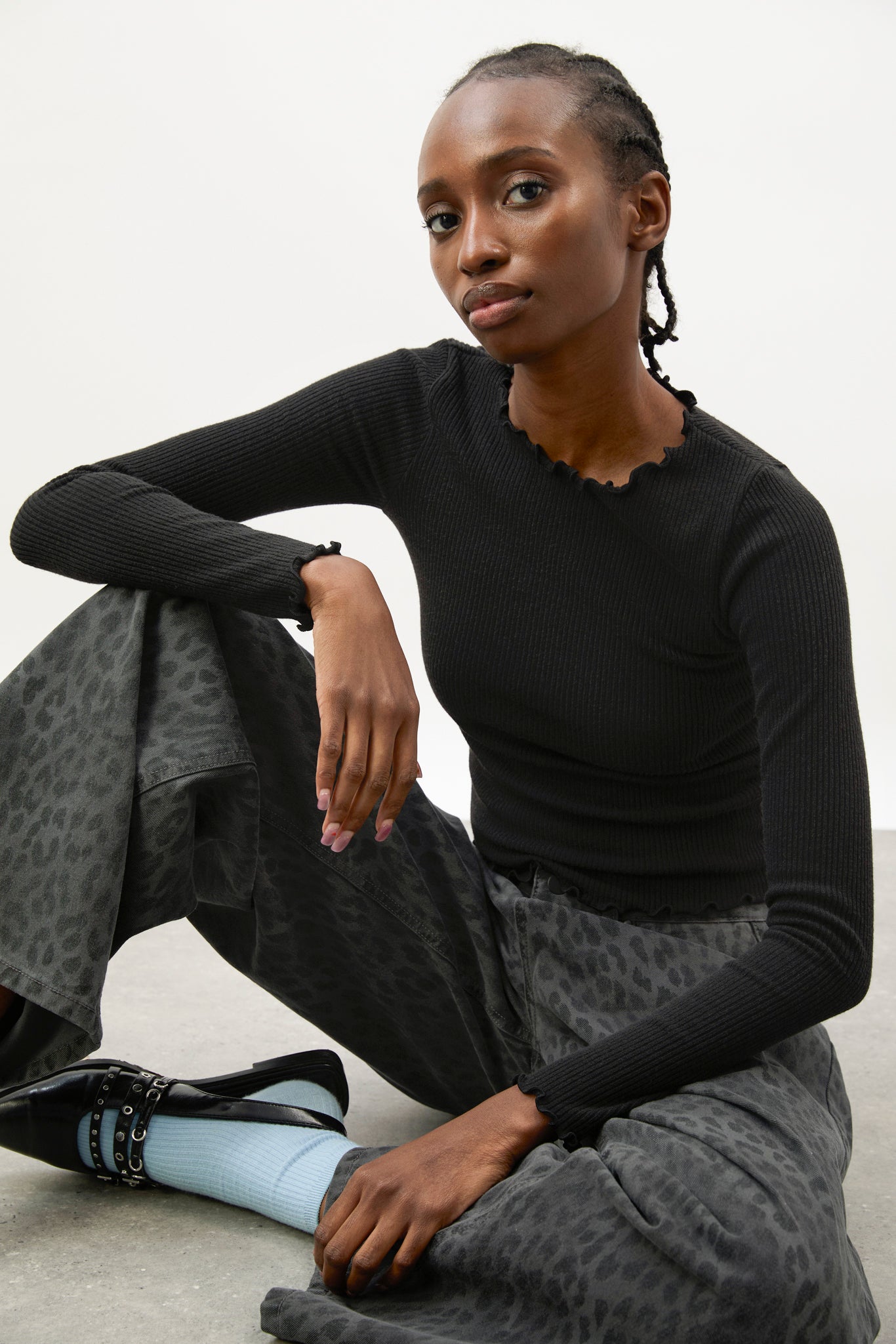 Black ruffle trim ribbed top_5
