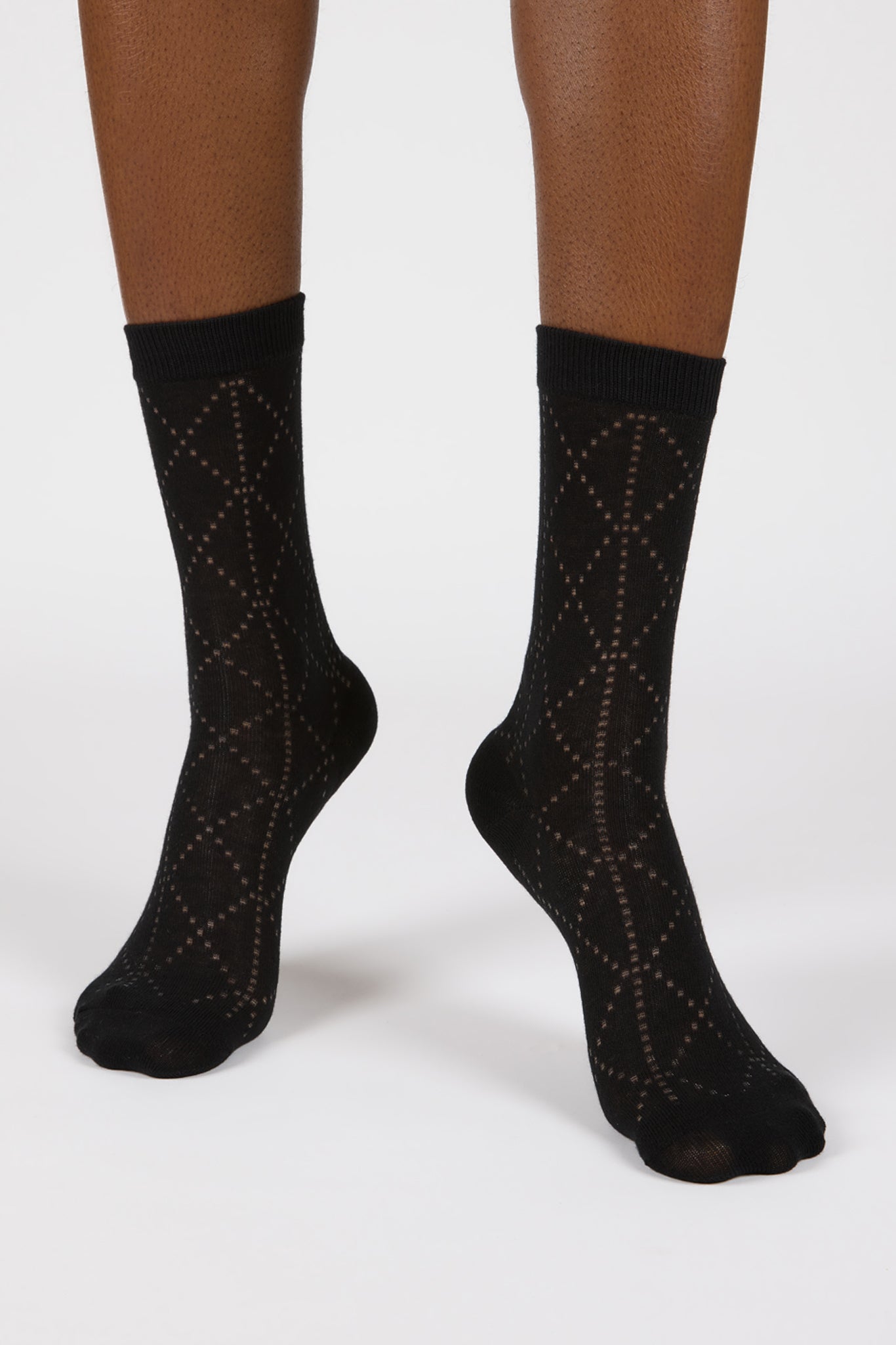 Black semi sheer dotted diamond socks_4