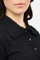 Black textured lettuce trim short sleeve shirt_3