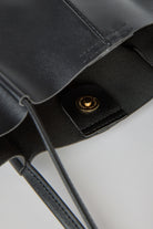 Black vegan leather pinched strap tote bag_4