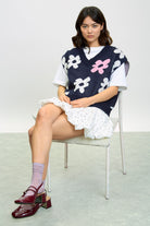 Black white and pop pink graphic floral sweater vest_5