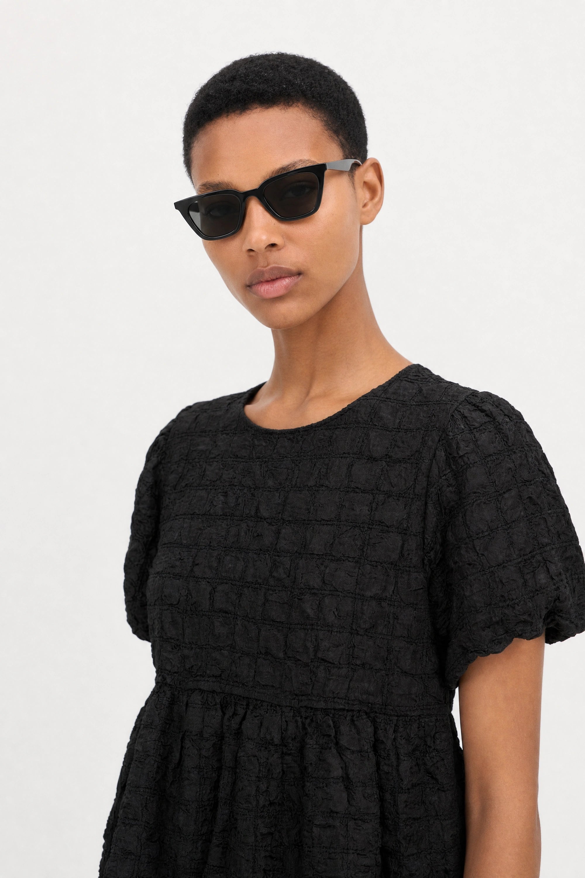 Black textured puff short sleeve tiered blouse_3