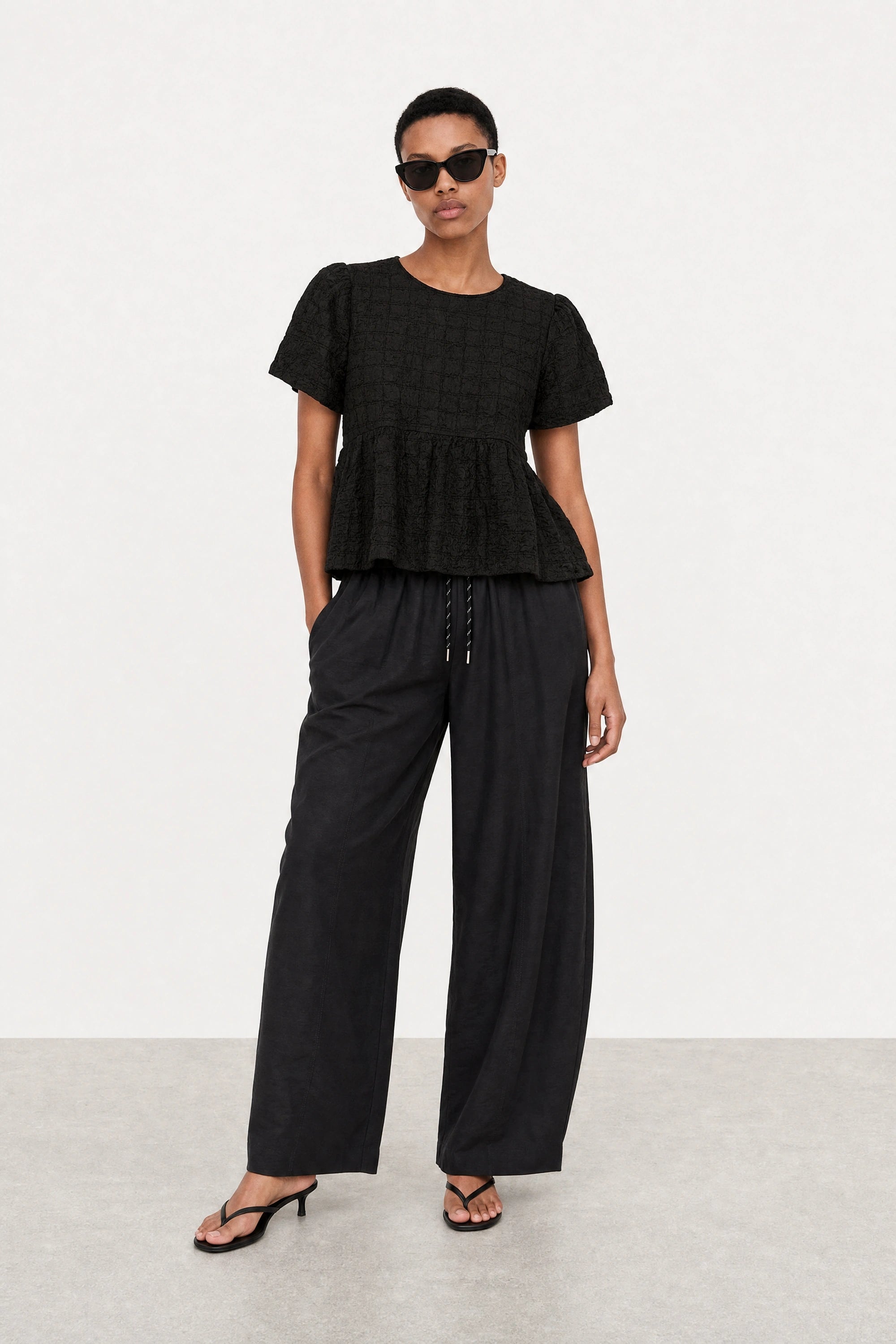 Black textured puff short sleeve tiered blouse_4