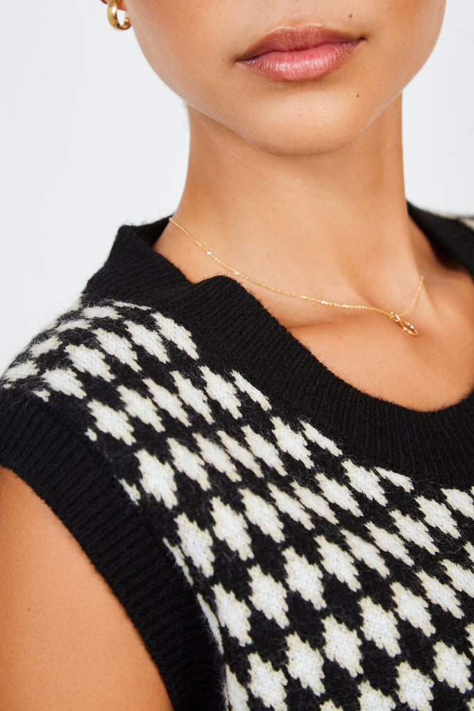 Black and white diamond print sweater vest_4