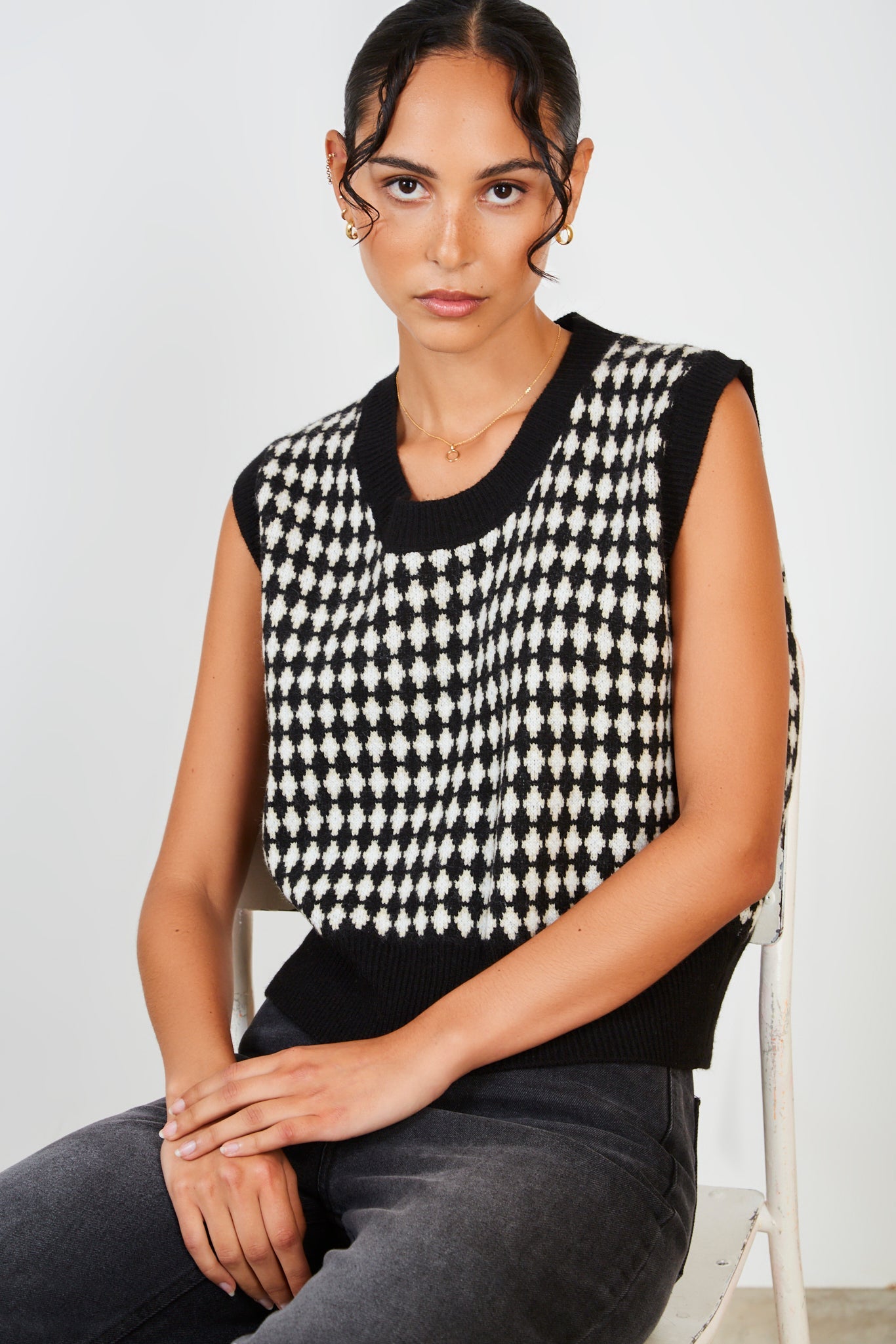 Black and white diamond print sweater vest_5
