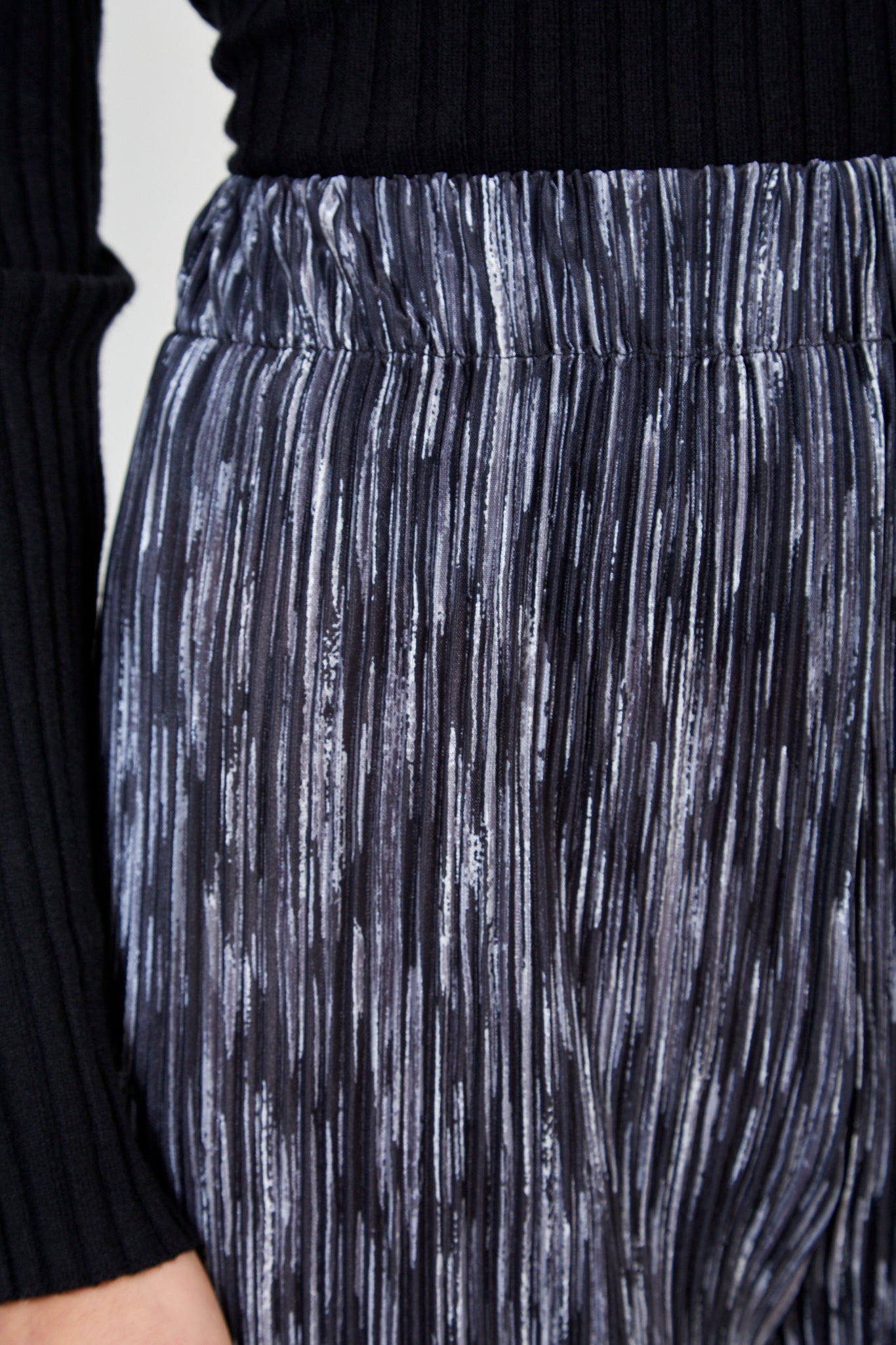 Black and white lined trousers_4