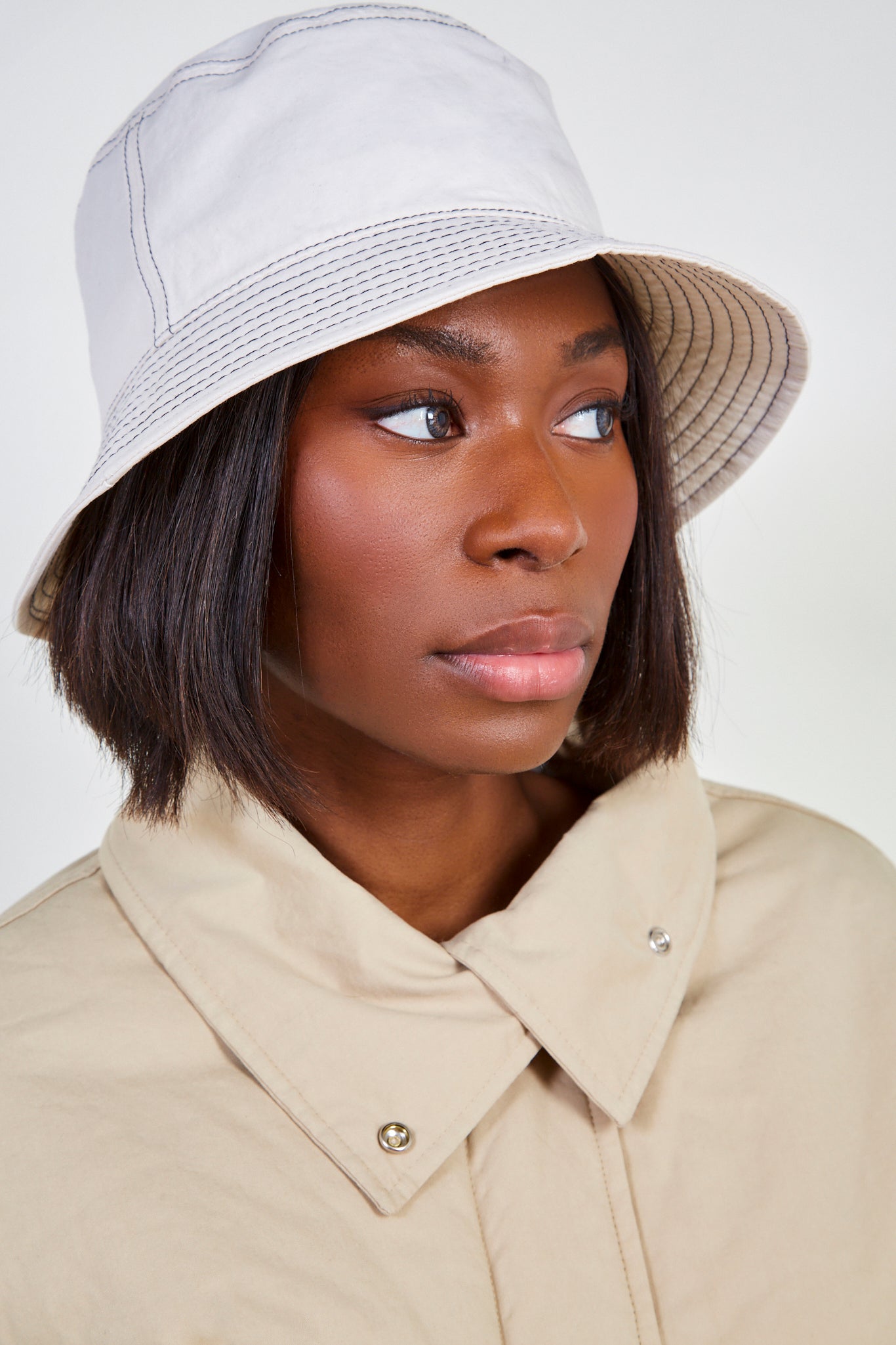 White and black stitch bucket hat_2