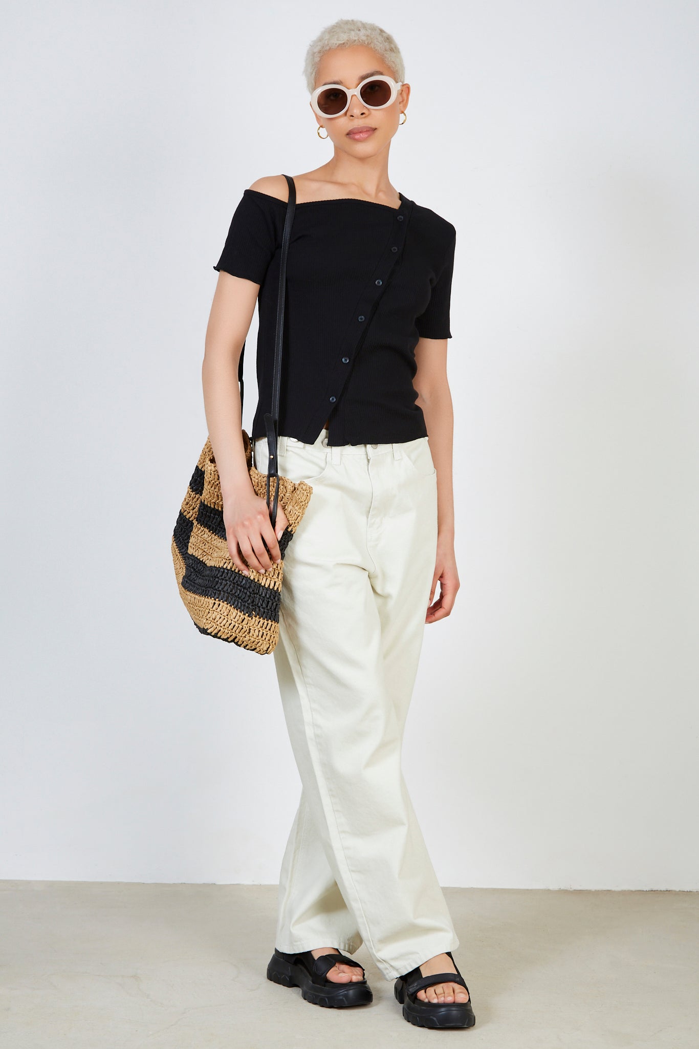 Black diagonal button tee_3