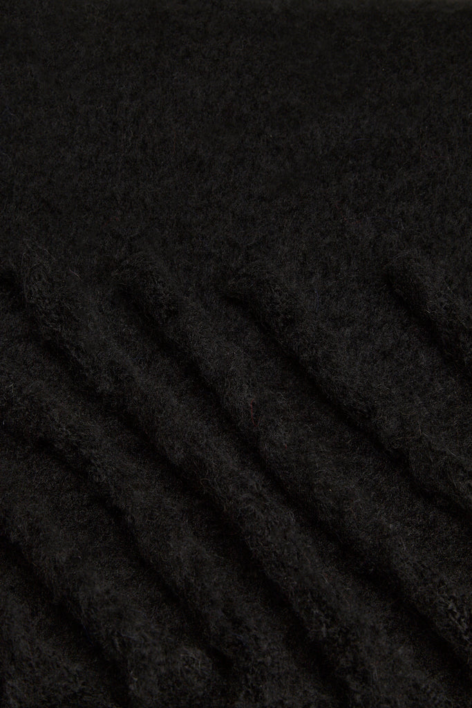 Black wide fuzzy thick scarf_2