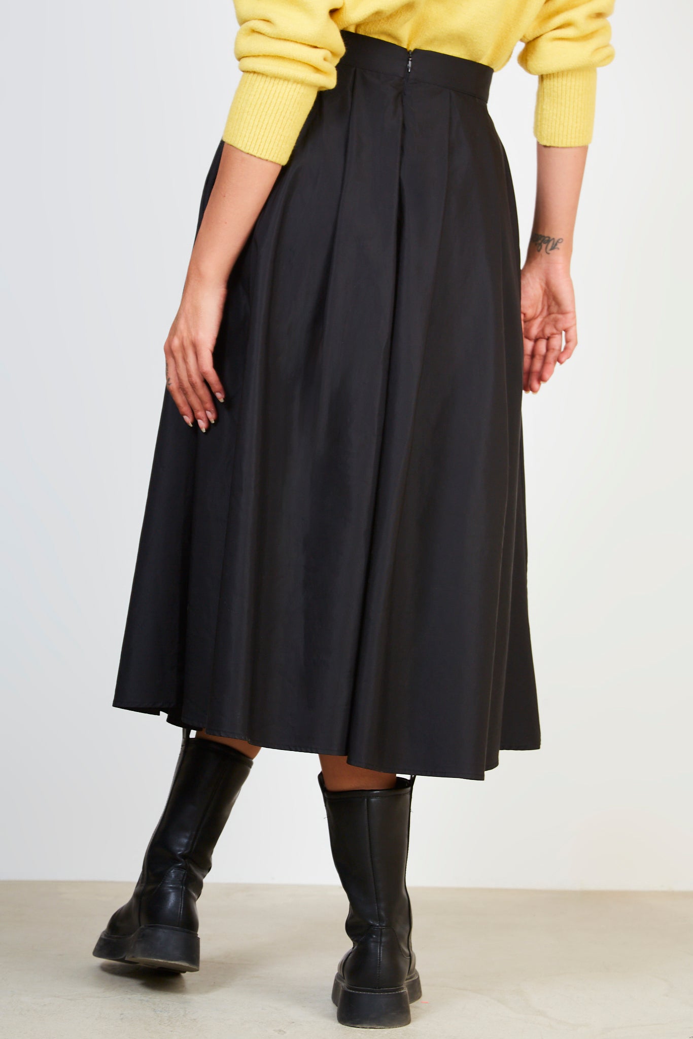 Black pleated skirt_2