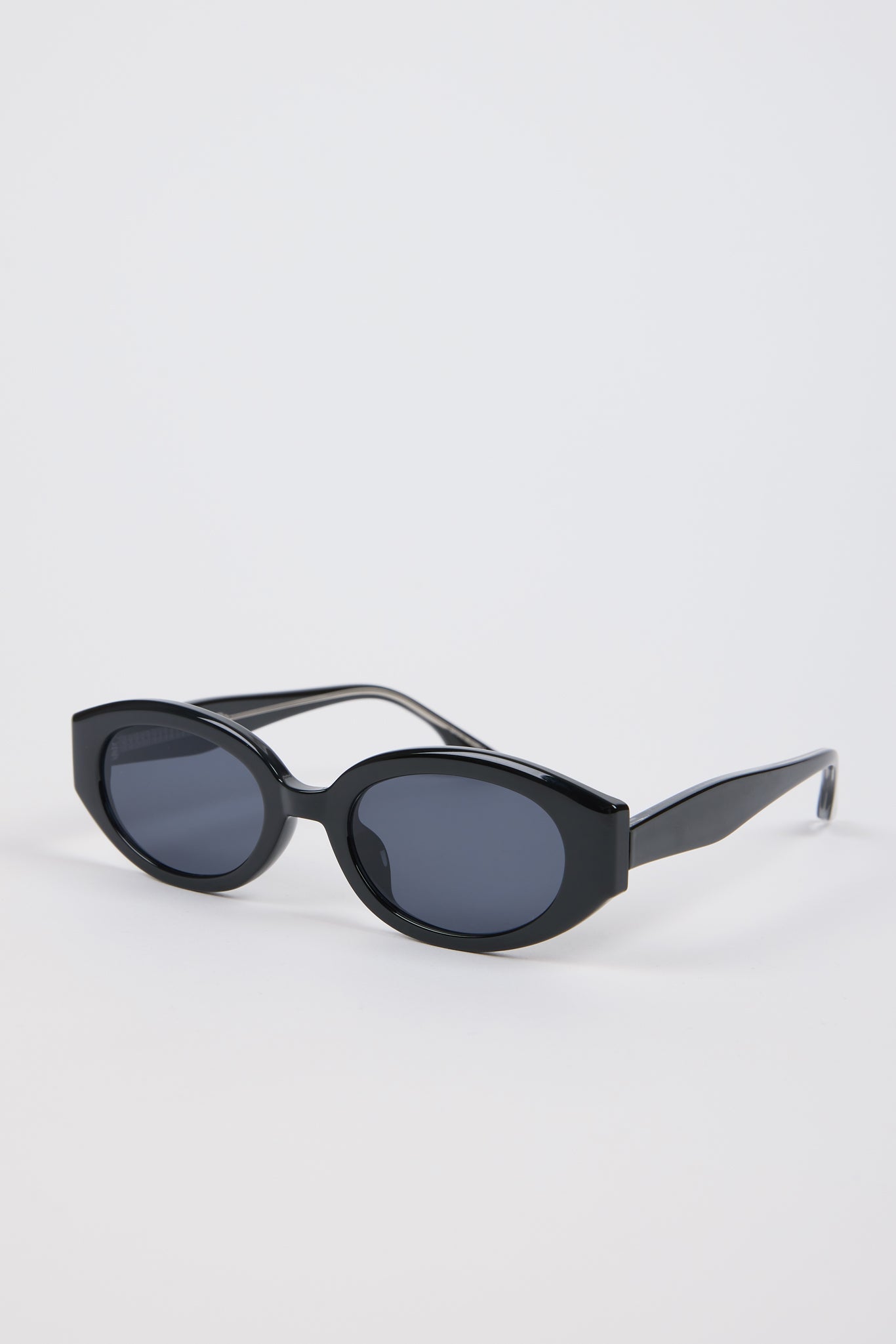 Black rounded oval sunglasses_2