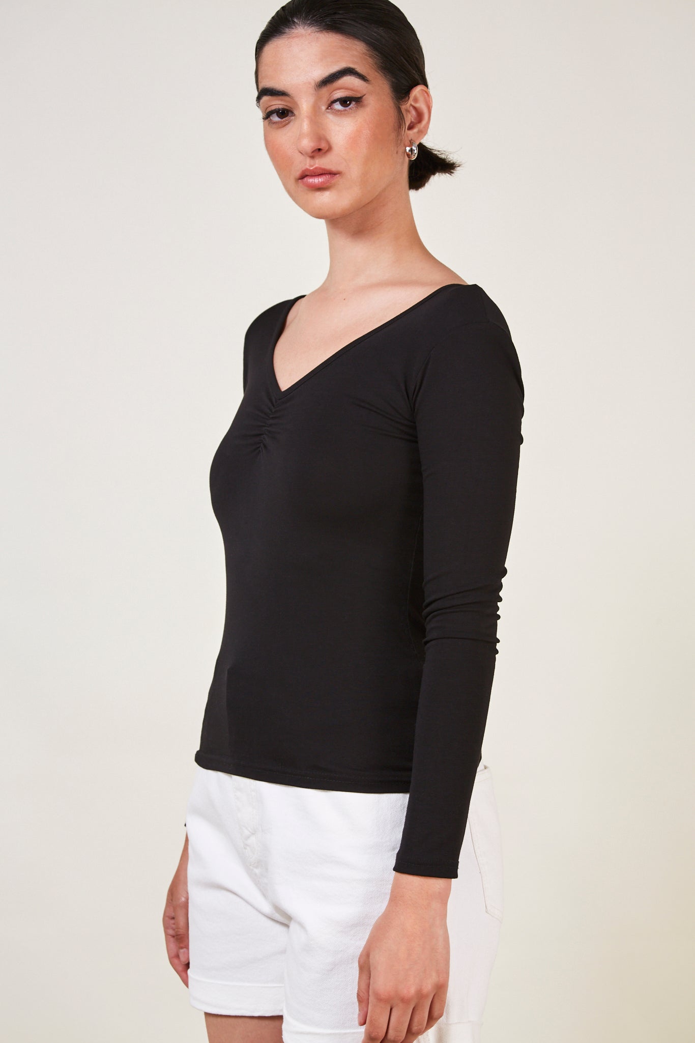 Black ruched v-neck tee_4