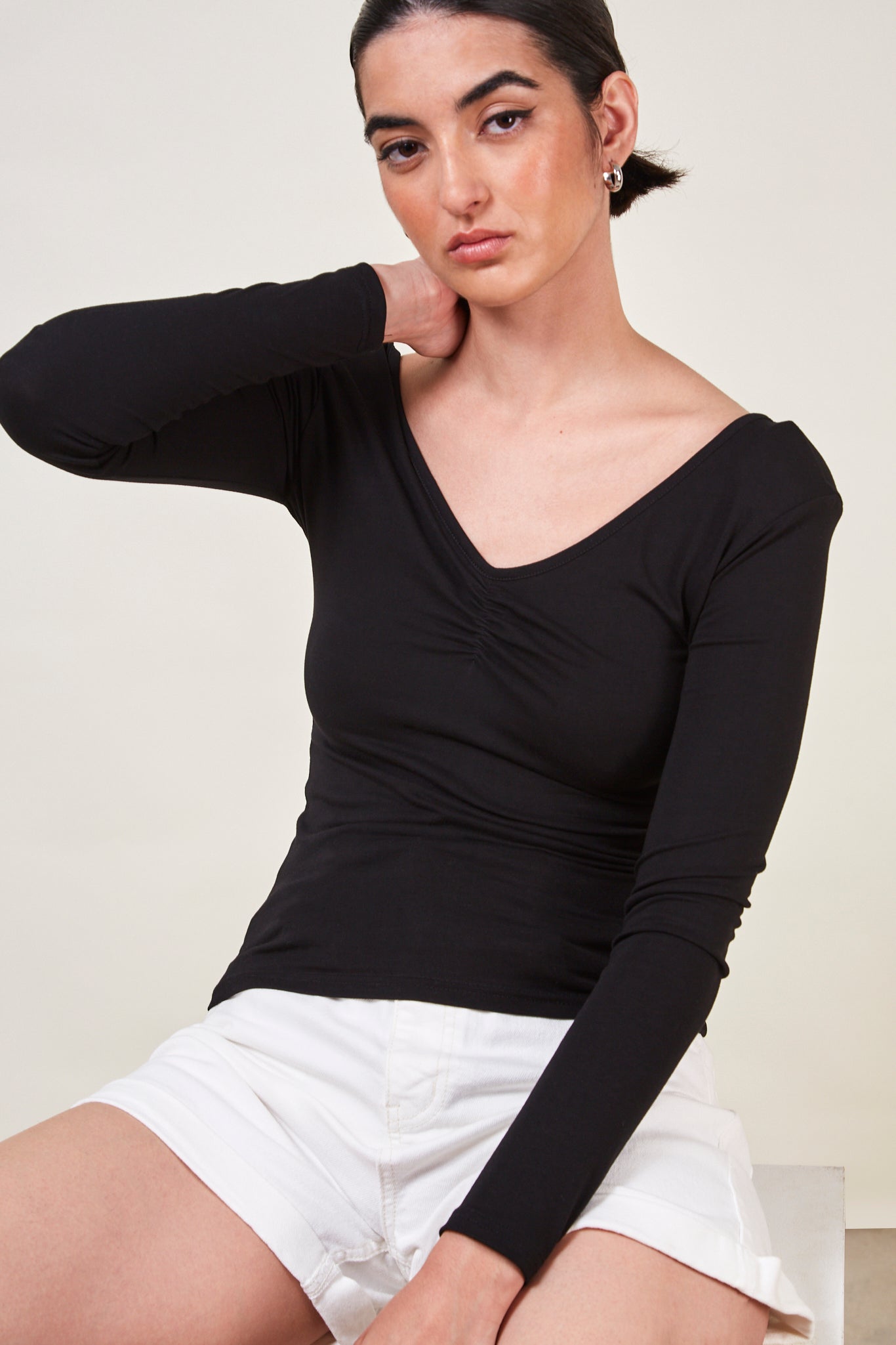 Black ruched v-neck tee_3
